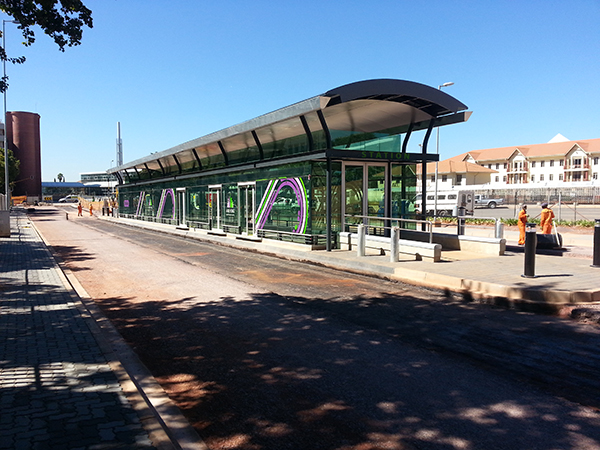 BRT-Haltestelle Hatfield des Areyeng-Systems in Tshwane. Sie befindet sich östlich des Zentrums von Pretoria. Angegliedert (auf dem Bild nicht erkennbar) ist ein Busbahnhof mit mehreren überdachten, aber nicht eingehausten Bussteigen für die Zubringerverkehre. Die BRT-Station weist Bussteigtüren am Fahrbahnrand auf. Niederflurfahrzeuge mit Spaltüberbrückung sollen für gute Einstiegsbedingungen sorgen. 